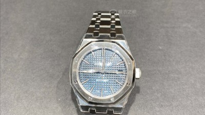这几年陆续入手了几块劳之后,突然喜欢上了硬气的八角许表盘.