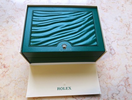 綠色的盒子，比較樸實無華。