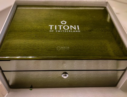 誠意滿滿的木質表盒，據說一開始都是圓形的黑色旅行表盒，后來因為經銷商錯配了木質表盒收到不錯反響而被梅花統一改成了木質的。抹茶綠的漆面，木紋清晰可見。