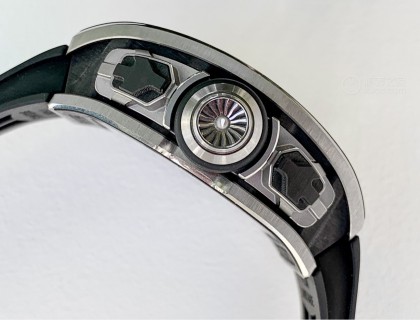 這是 RICHARD MILLE 與法國飛機制造商 Airbus Corporate Jets 合作的第二款腕表，表殼使用鈦金屬和碳纖維疊壓而成，設計上融入了諸多「飛機」元素，例如圓角舷窗形表鏡、渦輪圖案表冠，表殼按鈕以飛機掛架為靈感，而整表外觀則取自 ACJ 飛機客艙的定制內飾鑲板。