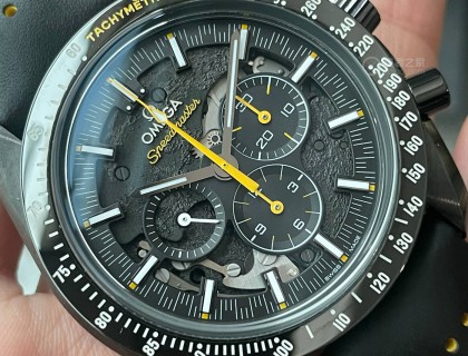 正面原圖直出，黃色計時針為單調的黑色盤面添加了一份魅力和騷氣。