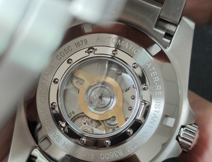 據說自動陀是鍍金的，帶點金不錯啊，這個COSC1679是代表第1679塊手表嗎
