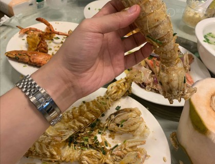 去三亚吃皮皮虾，挺大。吃海鲜戴劳力士，有点港台剧里的暴发户味道