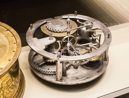 1525年，第一個塔輪結構在鐘表中誕生，標志著人類在時計領域探索恒定動力。