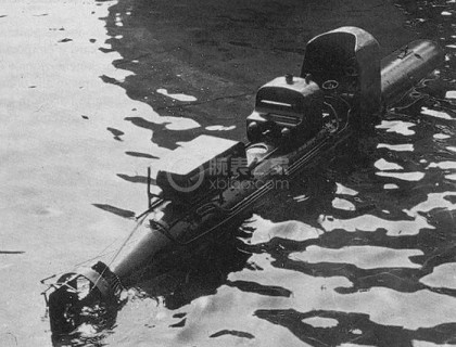 1941年，意大利統治年間，一支由6人組成并予名為蛙人突擊隊（X Flottiglia MAS）在二戰期間深潛下海底執行機密任務，6名蛙人就像摩托車手一樣，騎在長達7米的潛水魚雷上，（潛水魚雷是意大利專門設計的——稱作Siluri a Lenta Corsa（意思是慢速魚雷）它有一個有趣的昵稱“豬”因為這些家伙比較笨重難操作。