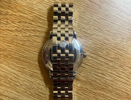 表帶就是一般的不銹鋼表帶，做工還算精良，戴了幾年沒出現過問題。表扣上也有RW的logo。