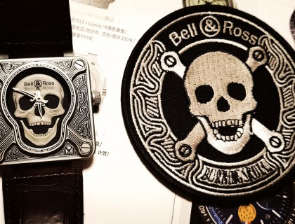 BELL & ROSS的特色之一，就是會附上一個與表款相同的布質徽章