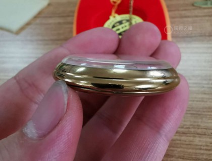 基本沒有損傷，殼不知道是黃銅還是涂層。鏈子那的扣子我用白鋼條掛了，是全黃銅的。