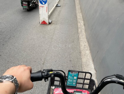 在北京出差時候騎車，勞漢騎車更有力！