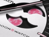 新款“猛男粉”Moonswatch，斯沃琪CEO已率先上手
