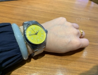 众多表款里，一眼看上去觉得温暖、愉悦的那只暖黄色