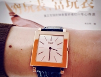 #把多元形态戴在腕间# 纤薄、简约、优雅的方表——伯爵Altiplano红金白盘