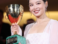 辛芷蕾夺威尼斯电影节影后，戴万宝龙腕表亮相红毯