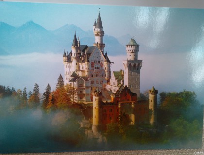 这是一张QJJ赠送的旅游小礼物，是一张后面有盖章的明信片，德国新天鹅堡
