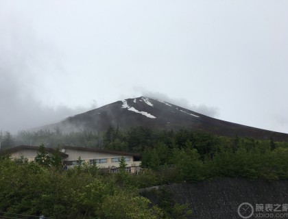 没雪的富士山