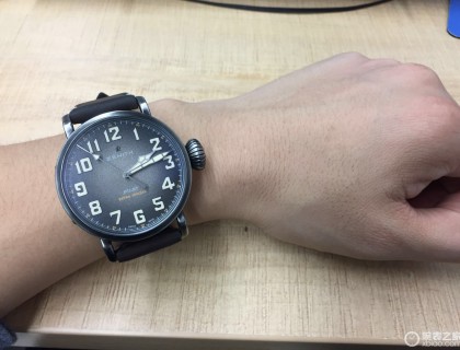 我手腕细，没想到44的表盘竟然没有问题，挺好的。