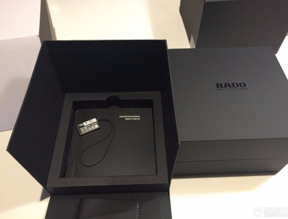 去年买Rado的时候，保卡还是裸奔，今年加上了一个皮套