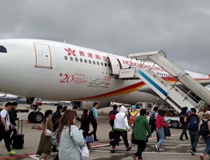 3点半起床，2小时到机场，香港航空，服务很好！