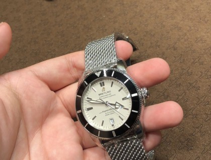 下了班，直奔SKP，了解了所有表款之后，还是觉得【海洋文化】比较适合玉树临风的我。
其实今天也是本着先看看的心态去的，但销售姐姐服务太到位了，让我觉得这款表就是为我量身定制的，所以。
其实我去的这天，店里的款式还算多，42 46两个尺寸都在，有【全蓝、全黑、黑白、蓝白】。
表带大家可以选择橡胶、米兰钢链，链不同，扣不同，价格也不同。