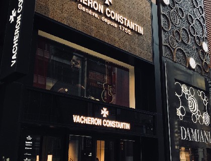 回去查了一下，银座店是全日本唯一一家VC专卖店，第二天赶紧来拍了张照..