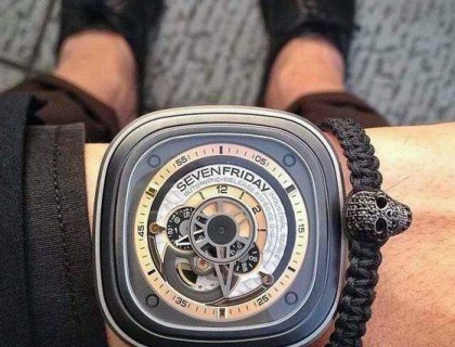 seven friday作为一个洋品牌，确实售价没有那么离谱，万元左右的价格确实很多玩家都可以消受得起，而且非常符合年轻人的审美，这个售价也给了很多像阳哥这样的屌丝一些和国际接轨的希望。
但是sevenfriday，却没有逃出国内众多仿造大军的魔抓。仿品已经遍布中国各大城市。对于这个价位的仿表来说制作的难度并不是很大，并且正品四位数价格的手表似乎人人都买的起。对于这样的手表，深究真假的意义似乎并不大。就像你手上戴senve friday，我没有任何欲望想要知道它的真假。选择senve friday是选择一种风格，一种自由洒脱的生活生活态度。 ...