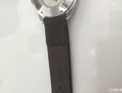而且细节非常优秀，这个表带是日本著名马具商somes家的产品，疯马皮固有的硬朗质感。这样一条进口表带在国内也得几百吧？