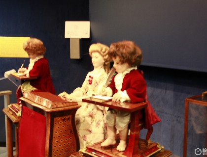 雅克德罗父子在二百多年以前制作的人偶：从右至左 ---- 作家，钢琴师，画家。