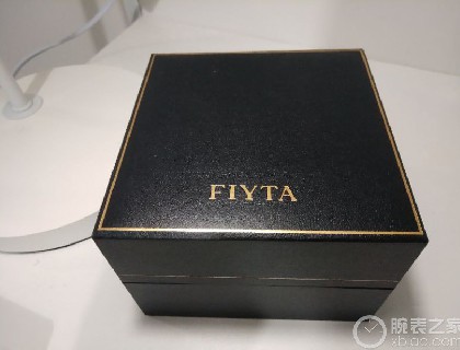 黑色仿皮纹的表盒，金边外框搭配不大不小的飞亚达logo
