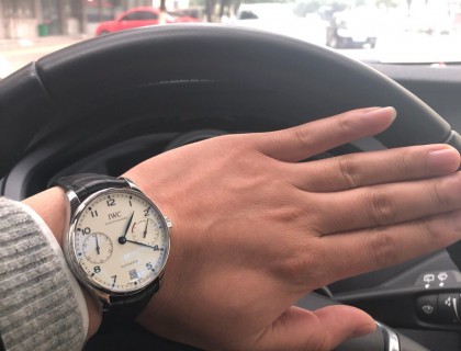 蓝色字体，白色表盘，左右对称大眼睛，漂亮