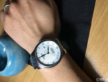 今天买完新表后，本打算把这块表放在SKP 的Swatch集团统一售后服务商纳沙泰尔那里保养一下，毕竟已经5年了，结果在服务人员免费的检测后，他居然告诉我，这块表根本不需要保养，走时、密封等各项指标完全正常，建议我接着佩戴，等有问题再拿来维修保养吧（这里赞扬一下SKP的纳沙泰尔，不像别的售后服务商，以恶意赚钱为目的），而且一开始他根本不相信这块表已经带了5年了。所以真心建议那些打算预算有限，打算入手第一块机械手表的朋友们，天梭的性价比真的不错。

      说了这么多，接下来就是今天另一位主角了，新购入的万宝龙明星罗  ...