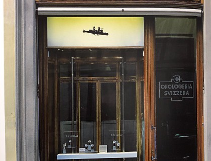 位于罗伦萨圣乔凡尼广大主教宫的沛纳老店的商店
橱窗与入口。它在20世纪初由古朵．沛纳海接手，到了2000年由OfficinePanerai品牌买下来，这个专卖店是公司的历史总部，也作古董型号的永久展示