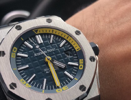 堵在路上，迫不及待的来张合照，实物的颜色很协调，并不特别的鲜艳