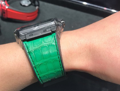 之前也了解到这种表带材质偏硬 刚开始佩戴手腕会勒出痕迹 但是这都不重要