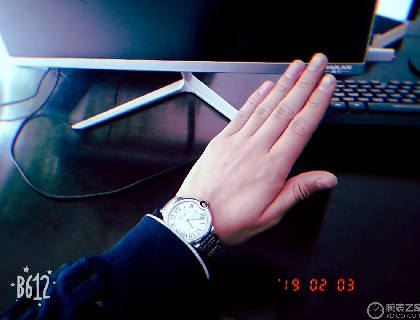 唔，办公桌上，这个手还可以噢