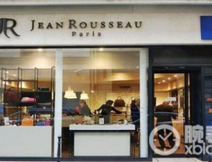 　经雅克‧波迪尔(Jacques Bordier)的力挽狂澜后，2001年，第一家Atelier Jean Rousseau在巴黎开业。如今，这家作为品牌重生起点的店铺兼工坊已成为Jean Rousseau精湛工艺的展示橱窗。2003年，Jean Rousseau进一步更名为Manufacture Jean Rousseau。2007年，Jean Rousseau获得了“活文化遗产企业”的标章肯定，见证了对于打造体现弗朗什-孔泰地区传统的卓越作品的用心。这项肯定是品牌每一个人的骄傲，也让所有人对未来充满信心。 ...