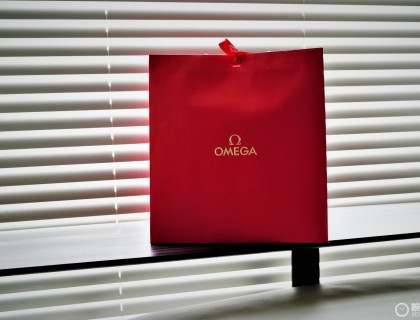 OMEGA大红色的纸袋，这红跟卡地亚的红不太一样