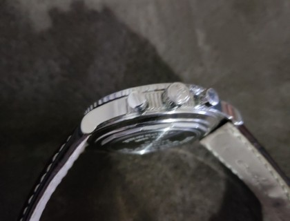 侧面，按钮看着不错。只是用起来和普通品牌差不多，没有太多高级感的手感