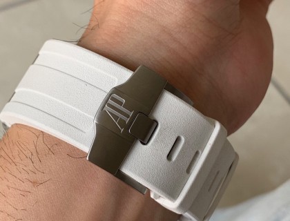 宽大的橡胶带，送深蓝色表带