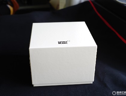 表盒，方正，白色搭配黑色logo，简洁大方。