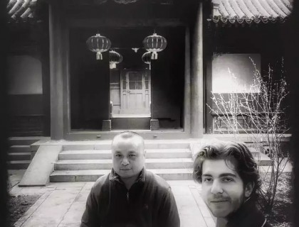 首先我想先声明一下，虽然我来自法国人，但是我从小就在中国和英国学习。从14岁起我就开始收集国产手表。在最初的几年里，我对手表领域的认知不断增长，并且对它的热情度急剧上升。但是直到2014年我才真正的融入了这个社区。那年夏天，我在北京人大读书的时候，在王府井里的表厂遇到了Ron Good （中国手表收藏界的白求恩）。我们一见如故，一路上走走停停，一直在分享我们共同的爱好：中国手表。在接下来的几天里，Ron 非常友好的教了我许多关于国产表的知识，并把我介绍给了业界人士。我在此结识了李伟，他是中国钟表协会的高级会员之一 ...
