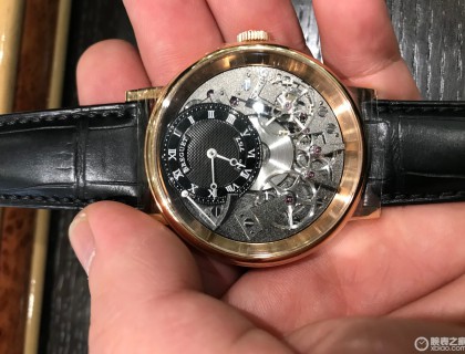 先介绍一下带我入宝玑坑的这块表：7057BR/G9/9W6。
2016年年底跳入表坑，先后买了百年灵→劳力士→真力时，这块7057就是2017年底在购买真力时的店里看见的。当时第一感觉是：这块什么表?看就买不起不过好酷！然后就上手试了试，不试不要紧，一试就把自己试到宝玑坑里去了。当时不知道表盘上的数字就是表号，现在看来，757的表号还是很配这块7057的。