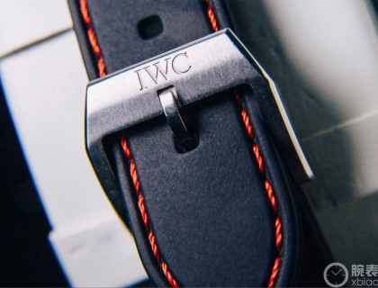 更换了橡胶表带后也是一种不一样的风格不过“IWC”的logo是少不了的
