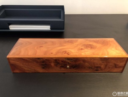 精致的表盒，这种木纹和配色在宾利车上经常能看到。表盒应该是实木的非常沉。