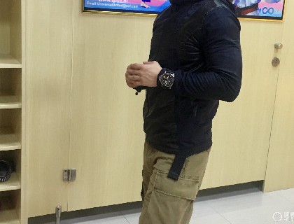 本人身高才170左右，体重63kg，由于骨架小，左手腕径只有16+个人认为戴47的沛和万国大飞不同，对于身高块头不那么重要，也许只要不是极瘦的那种就行，只要是偏运动型的身材，都可以撑得住，但万国大飞不需要你壮，但必须高。当然1389的陶瓷圈很关键