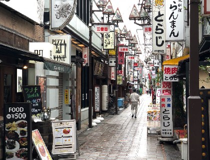 中野街景随拍，我很喜欢东京这样转角就是干净整洁的巷子或小街。