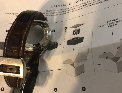 在万国官网联系客服，提出腕表需要保养请求后，万国寄来一个便携包装盒，方便把腕表寄去服务中心。