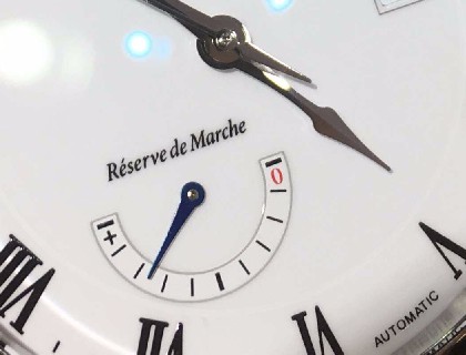 “Reserve de Marche” 翻译过来是动力显示的意思，配蓝色小指针。蓝宝石镜面里面有蓝色镀膜涂层，光线下很美。