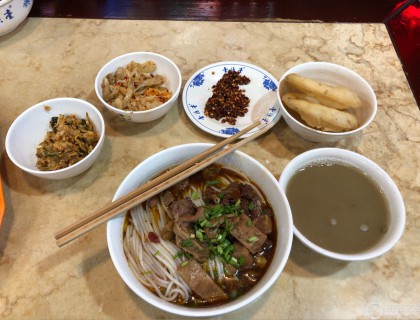 牛肉＋牛杂双份料的米粉，绿豆沙
