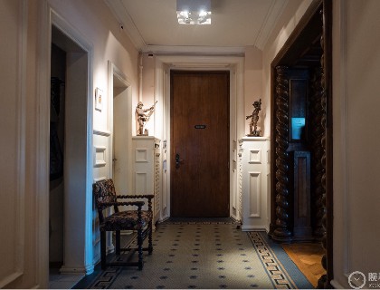 打开Juegensen故居的正门，门厅右转是现在的接待室。