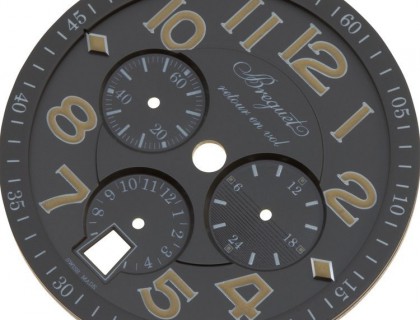 板岩灰色錶盤，發光阿拉伯數字。 24小時輔助錶盤上的下半部做水平線加工線條，強調白天和黑夜。